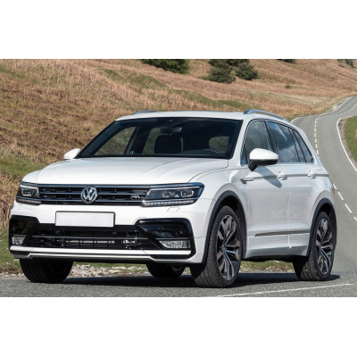 Ochranná nerezová lišta prahu piatych dverí (čierna) VW Tiguan II 2016 -