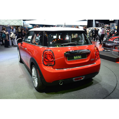 Ochranná nerezová lišta prahu piatych dverí (chróm / červeno-čierny carbon) Mini Cooper III F56 2014 -