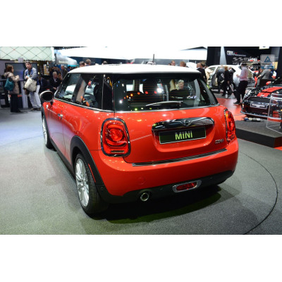 Ochranná nerezová lišta prahu piatych dverí (čierna / čierny carbon) Mini Cooper III F56 2014 -